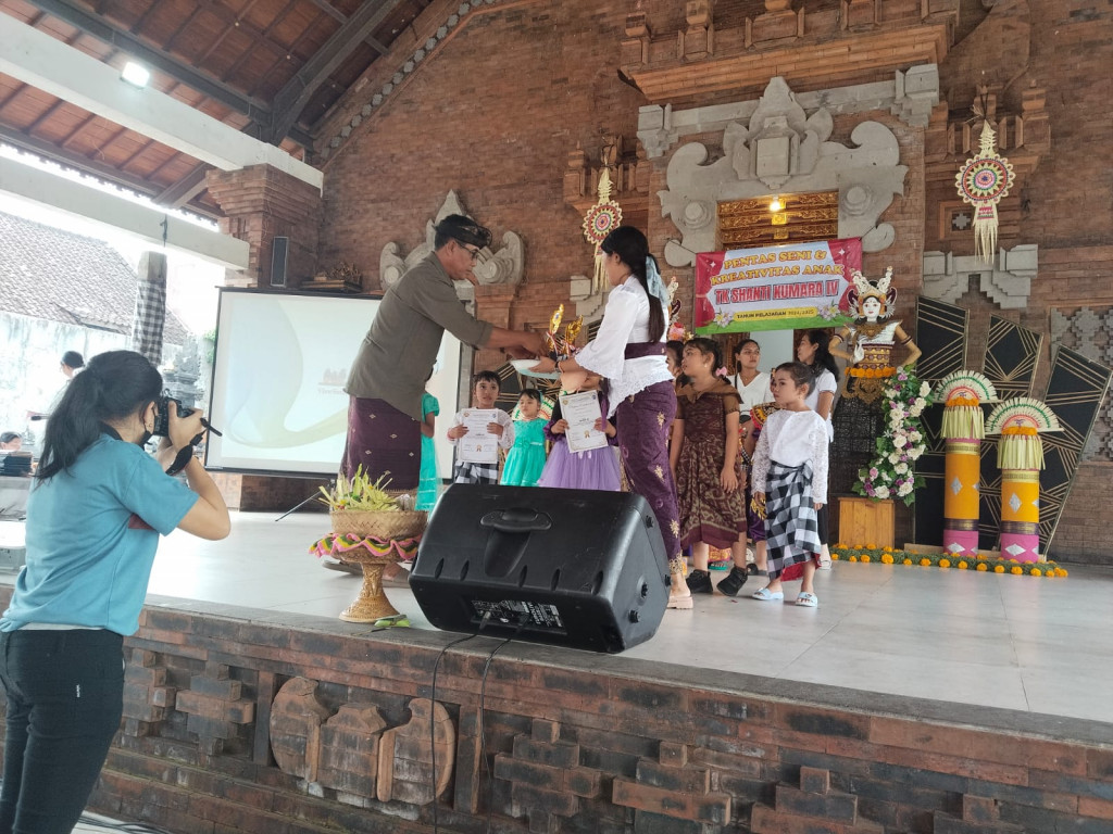 Lepas pentas seni dan kreativitas TK Shanti Kumara IV kelurahan Sempidi tahun jaran 2024/2025